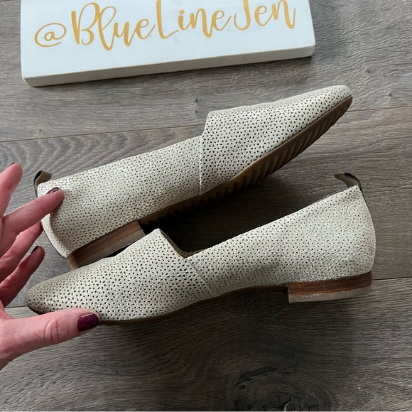 Paul Green Lenny Perforated Gold Loafers NWOT - Picture 2 of 7